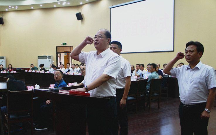 县领导黄俊霖,吕国梁,吴智明,游泽莉,文利军列席会议.
