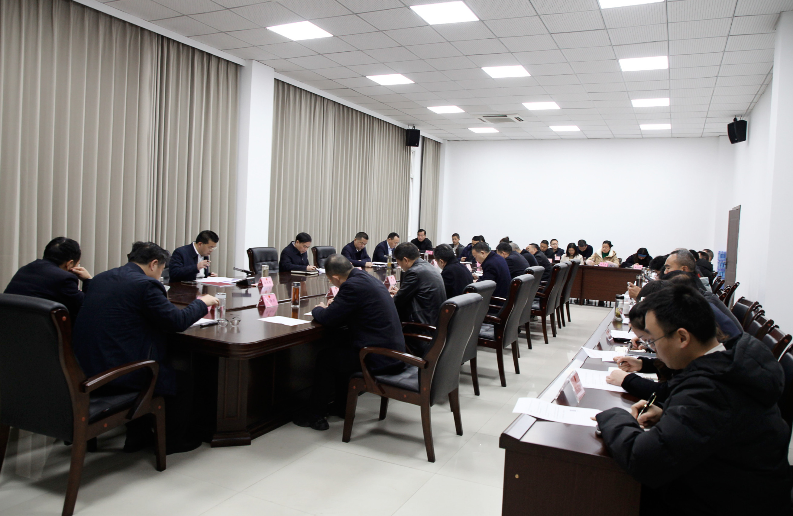 传达全国两会1.jpg