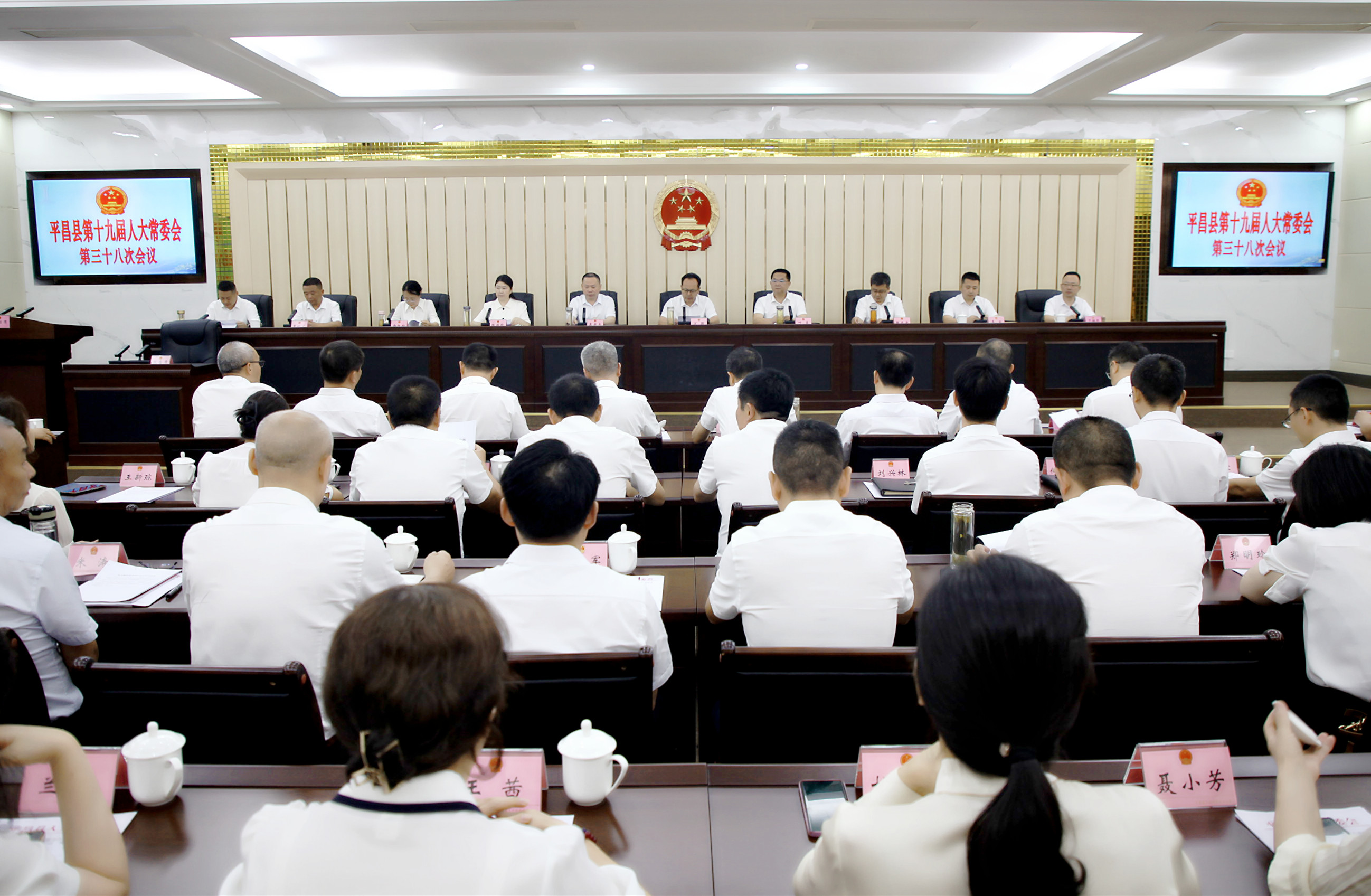 万国主持召开县十九届人大常委会第三十八次会议